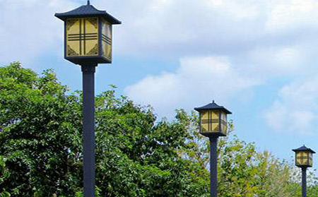 太阳能尖扎庭院灯怎么选亮度与续航更耐用